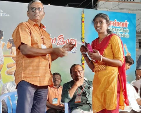 கலை இலக்கிய இரவு நிகழ்வில் பள்ளி மாணவிக்கு பரிசு வழங்கப்பட்ட காட்சி.