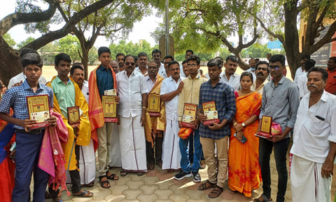 கள்ளக்குறிச்சி நகர மன்ற தலைவர் அரசு பள்ளி மாணவர்களை பாராட்டி, நினைவு பரிசு வழங்கினார்.