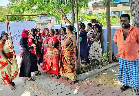 போராட்டத்தில் ஈடுபட்டவர்களை படத்தில் காணலாம்.