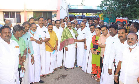 அ.தி.மு.க. மாவட்ட செயலாளர் தச்சை கணேசராஜா, தமிழ்மகன் உசேனுக்கு பொன்னாடை அணிவித்த காட்சி.