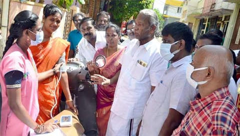நாராயணசாமிபுரம் பகுதியில் மக்களை தேடி மருத்துவம் திட்டத்தில் பொதுமக்களுக்கு மருத்துவ பரிசோதனை மேற்கொள்வதை மேயர் ராமச்சந்திரன், ஆணையாளர் கிறிஸ்துராஜ் ஆகியோர் பார்வையிட்ட காட்சி.