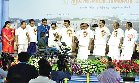 வேலூரில் முதல்-அமைச்சர் மு.க.ஸ்டாலின் பொதுமக்களுக்கு நலத்திட்ட உதவி வழங்கிய காட்சி. அருகில் அமைச்சர்கள் துரைமுருகன், எ.வ.வேலு, காந்தி, எம்.பி.க்கள் ஜெகத்ரட்சகன், கதிர்ஆனந்த், கலெக்டர் குமாரவேல் பாண்டியன், எம்.எல்.ஏ.க்கள் நந்தகுமார், கார்த்திகேயன் மேயர் சுஜாதா மற்றும் பலர் உள்ளனர்.