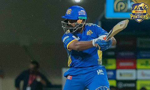 அபாரமாக ஆடிய சதுர்வேத்