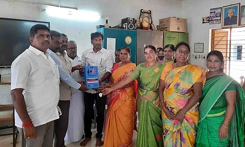 நாப்கின்  எரியூட்டல் எந்திரம் தலைமையாசிரியரிடம் வழங்கப்பட்ட காட்சி