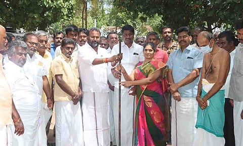 சி.மகேந்திரன் MLA பணிகளை தொடங்கி வைகப்பட்ட காட்சி