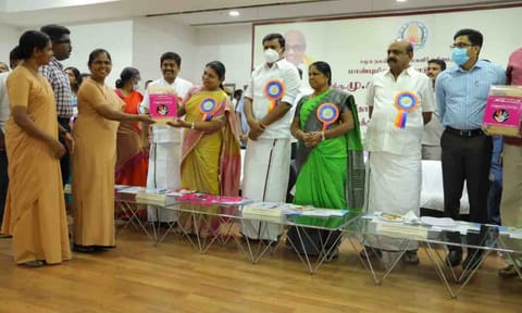 நிகழ்ச்சியில் அமைச்சர் கீதாஜீவன் விருது வழங்கிய காட்சி. அருகில் அமைச்சர்கள் மற்றும் அதிகாரிகள் உள்ளனர்.&nbsp;