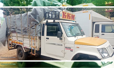 பறிமுதல் செய்யப்பட்ட வேன்.