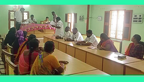 முதுகுளத்தூர் பேரூராட்சி கூட்டம் தலைவர் ஷாஜஹான் தலைமையில் நடந்தது.