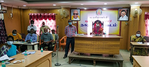 நெல்லிக்குப்பம் நகர மன்ற கூட்டம் அதன் தலைவர் ஜெயந்தி ராதாகிருஷ்ணன் தலைமையில் நடைபெற்றது. அருகில் துணைத் தலைவர் கிரிஜா திருமாறன், கமிஷனர் பார்த்தசாரதி, துப்புரவு அலுவலர் சக்திவேல் உள்ளனர்.
