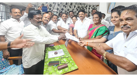 ஒன்றிய கவுன்சிலர் தேர்தலில் போட்டியின்றி தேர்ந்தெடுக்கப்பட்ட வசந்தகுமாரிக்கு 
தேர்தல் அதிகாரி சரவணன், உதவி தேர்தல் நடத்தும் இளங்கோ ஆகியோர் வெற்றி சான்றிதழை வழங்கியபோது எடுத்த படம்.
