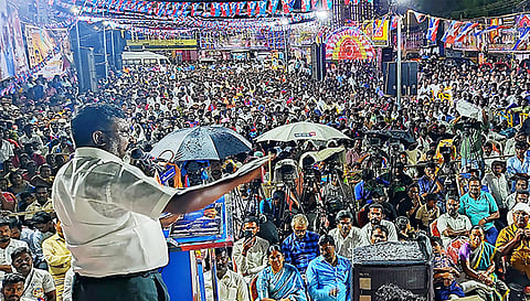 மதுரை புதூரில் நடந்த  பொதுக்கூட்டத்தில் விடுதலை சிறுத்தைகள் கட்சி தலைவர் தொல். திருமாவளவன் பேசிய போது எடுத்த படம்.
