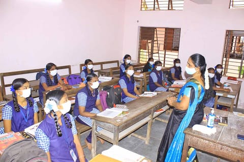 நெல்லையில் உள்ள ஒரு பள்ளியில் இன்று மாணவிகள் முகக்கவசம் அணிந்துள்ளதை படத்தில் காணலாம்.