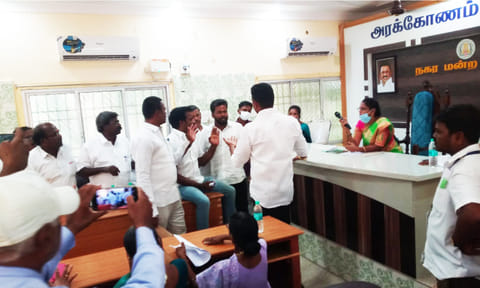 மக்கள் பிரச்சனைக்கு தீர்வு காண முடியவில்லை