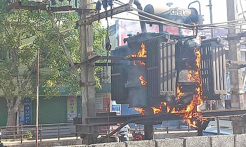 வெடித்த டிரான்ஸ்பார்மர் தீப்பிடித்து எரியும் காட்சி