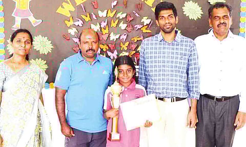 முதல் பரிசை தட்டி சென்ற எஸ்.சம்யுக்தா ஸ்ரீயை பள்ளி நிர்வாகம் பாராட்டி பரிசு வழங்கிய காட்சி