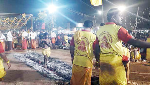 முனீஸ்வரர் கோவிலில் தீமிதி விழா
