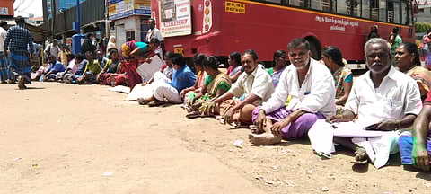 திருச்சி மத்திய பஸ் நிலையத்தில் தரைக்கடைகள் அகற்றம்-வியாபாரிகள் மறியல்