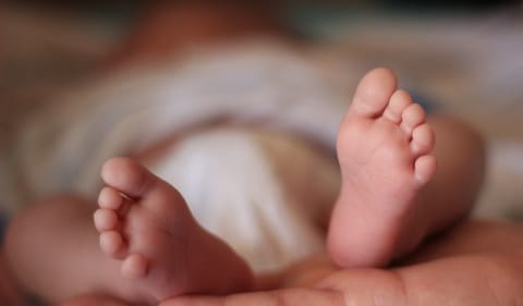 வறுமையால் ரூ.7000-க்கு பெண் சிசுவை விற்ற பெற்றோர்