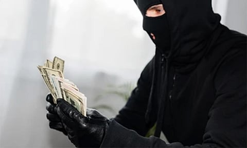 கட்டிட நிறுவனத்தில் பூட்டை உடைத்து ரூ.10 ஆயிரம் திருட்டு