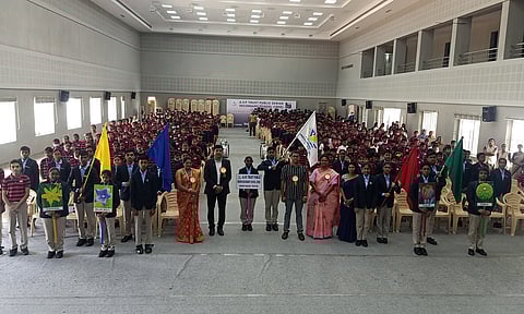 ஏ.வி.பி. டிரஸ்ட் பப்ளிக் பள்ளியில் மாணவர் மன்றம் தொடக்க விழா நடைபெற்ற காட்சி.