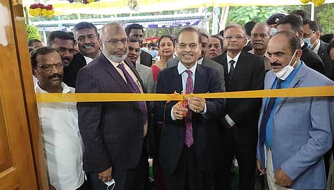 கமர்சியல் நீதிமன்றத்தை சென்னை உயர் நீதிமன்ற தலைமை நீதிபதி முனீஸ்வரனாத் பன்டாரி திறந்து வைத்த காட்சி.