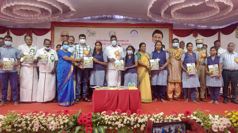கள்ளக்குறிச்சியில் நடைபெற்ற உயர்கல்வி வழிகாட்டு நிகழ்ச்சியில் மாணவர்களுக்கு கல்லூரி கனவு எனும் வழிகாட்டி கையேடு வழங்கப்பட்டது.