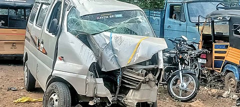 விபத்திற்குள்ளான கார்.