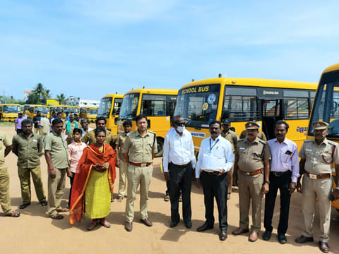 தனியார் பள்ளி வாகனங்களை அதிகாரிகள்  ஆய்வு செய்தனர்.