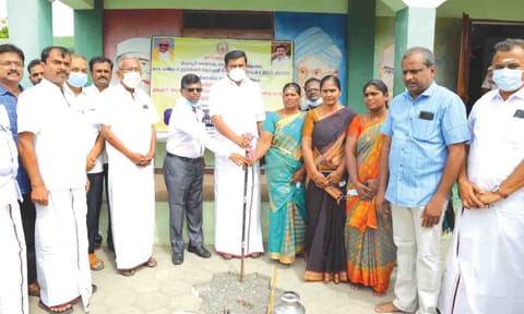 செய்தித்துறை அமைச்சர் மு.பெ.சாமிநாதன் வகுப்பறை கட்டிடம் கட்டும் பணியை தொடங்கி வைத்த காட்சி.