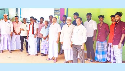 பள்ளி வாசல் முன்பு உறுப்பினர்கள் முற்றுகை போராட்டத்தில் ஈடுபட்ட காட்சி.