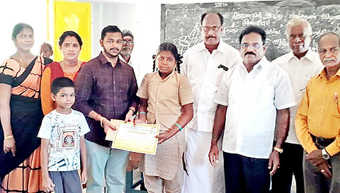 வெற்றி பெற்ற மாணவர்களுக்கு பரிசுகள் வழங்கப்பட்டது.