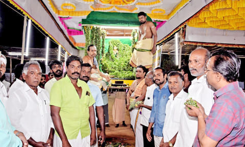 சப்பர பவனி தொடங்கிய போது எடுத்த படம்.