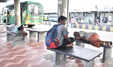 குடிமகன்கள் அட்டகாசத்தால் பயணிகள் அச்சம்