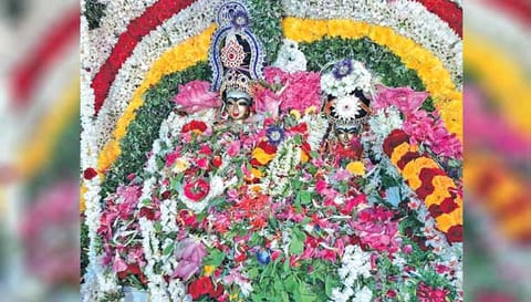 திருக்கல்யாணத்தை முன்னிட்டு சுவாமி, அம்பாள் சிறப்பு அலங்காரத்தில் உள்ளனர்.