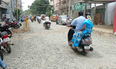 புழுதி பறக்கும் லட்சுமி நகர் பிரதான சாலை.