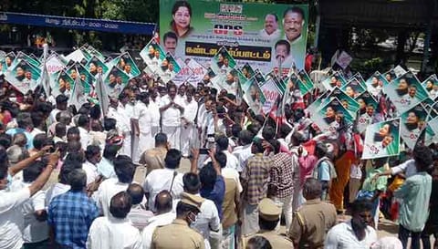 புதுக்கோட்டையில் ஓ.பன்னீர்செல்வம் ஆதரவாளர்கள் ஆர்ப்பாட்டம்