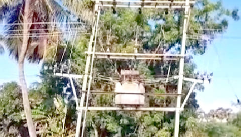 சாயும் நிலையில் உள்ள மின்மாற்றி.