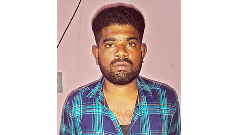 கைதான அறிவழகன்.