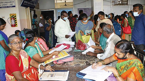 வேலூர் கலெக்டர் அலுவலக வளாகத்தில் உள்ள மாவட்ட கல்வி அலுவலகத்தில் தற்காலிக ஆசிரியர் பணிக்கு ஏராளமானோர் விண்ணப்பம் வழங்கிய காட்சி.