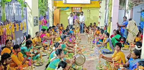 திருவிளக்கு பூஜையில் கலந்து கொண்டவர்கள்.