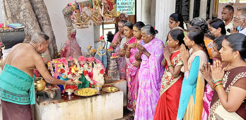 சப்த கன்னிகளுக்கு அலங்கார தீபாராதனை நடைபெற்ற காட்சி.