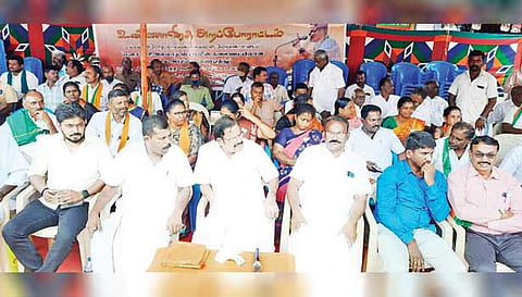 பா.ஜ.க.வினர் உண்ணாவிரதப் போராட்டத்தில் ஈடுபட்டபோது எடுத்த படம்.