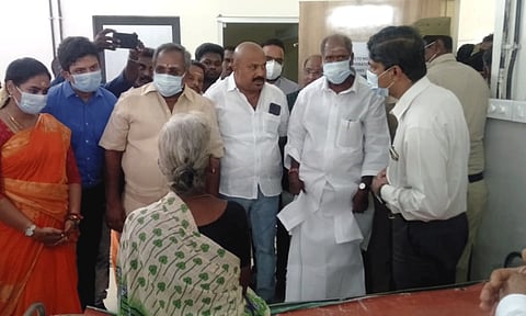 காரைக்கால் அரசு ஆஸ்பத்திரியில் சிகிச்சை பெற்று வரும் நோயாளிகளை முதல்-அமைச்சர் ரங்கசாமி சந்தித்து ஆறுதல் கூறிய காட்சி. அருகில் சபாநாயகர் ஏம்பலம் செல்வம், அமைச்சர் சந்திரபிரியங்கா, பி.ஆர்.சிவா எம்.எல்.ஏ. உள்ளனர்.
