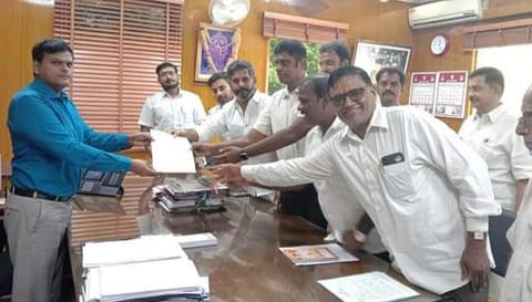 பா.ஜ.க.,ஆன்மீகம் மற்றும் ஆலயம் மேம்பாட்டுப் பிரிவு சார்பில் இந்து அறநிலையத்துறை அதிகாரியிடம் மனு கொடுத்த போது எடுத்த படம்.