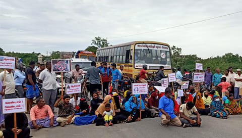 சோமனூரில் டாஸ்மாக் கடை அமைக்க எதிர்ப்பு- 100க்கும் மேற்பட்ட பெண்கள் சாலைமறியல்