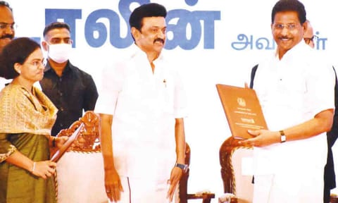 முதல்-அமைச்சரிடம் புரிந்துணர்வு ஒப்பந்தத்தை ராம்ராஜ் காட்டன் நிறுவனர் கே.ஆர்.நாகராஜன் வழங்கிய காட்சி.