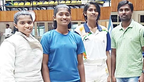 வாள்வீச்சு போட்டிக்கு தேர்வு பெற்றுள்ள தமிழக வீராங்கனைகளுடன் பயிற்சியாளர் செல்வகுமார்&nbsp;