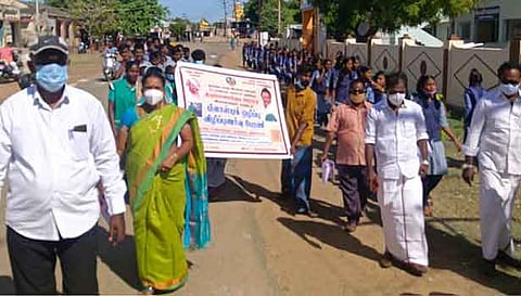 திருப்பாலைக்குடியில் பிளாஸ்டிக் ஒழிப்பு பேரணி நடந்தது.