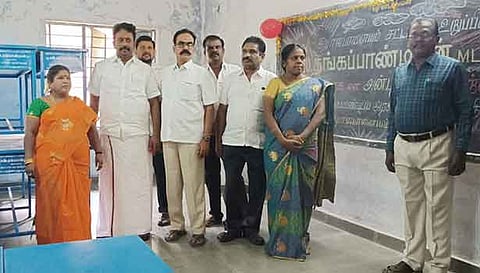 அரசு பள்ளிக்கு மேஜைகளை தங்கபாண்டியன் எம்.எல்.ஏ. வழங்கினார்.