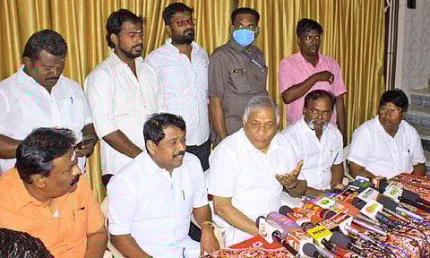 நெல்லையில் மத்திய மந்திரி வி.கே.சிங் பேட்டியளித்த காட்சி